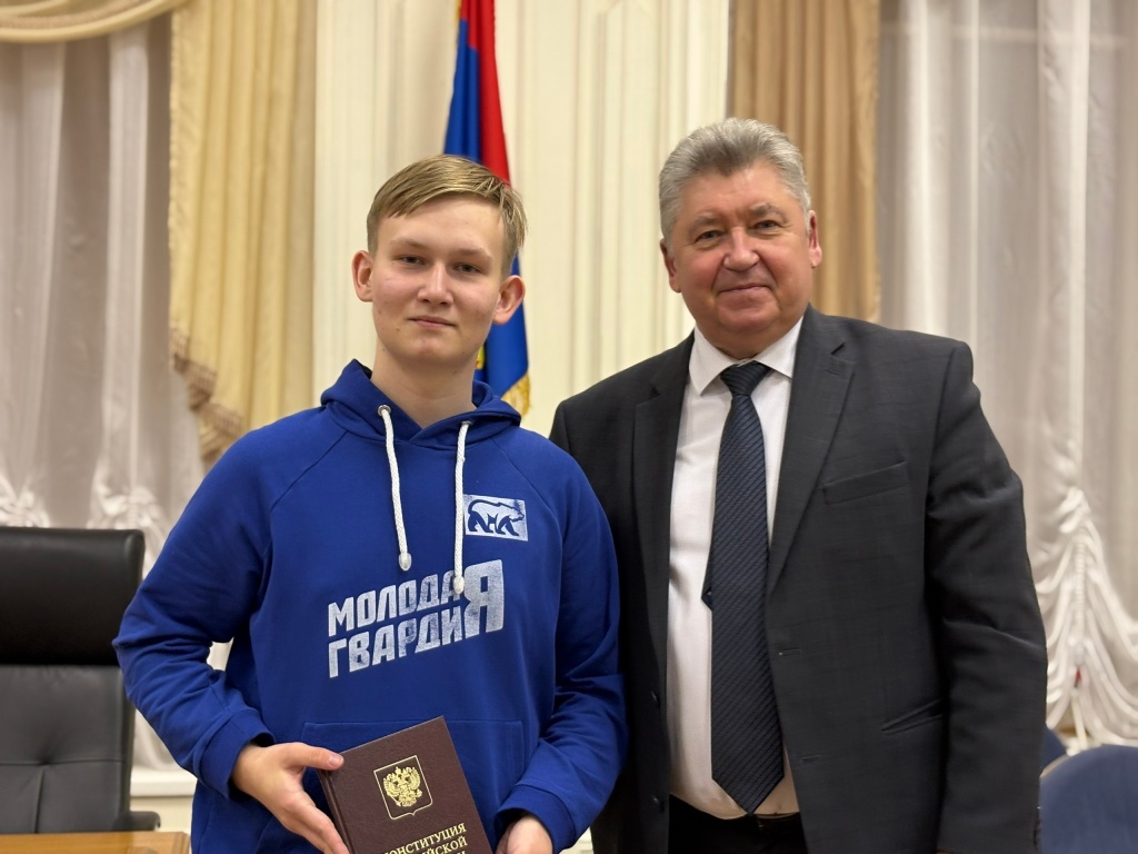 Председатель Костромской областной Думы Алексей Анохин провел открытый урок парламентаризма для молодогвардейцев Председатель Костромской областной Думы Алексей Анохин провел открытый урок парламентаризма для молодогвардейцев