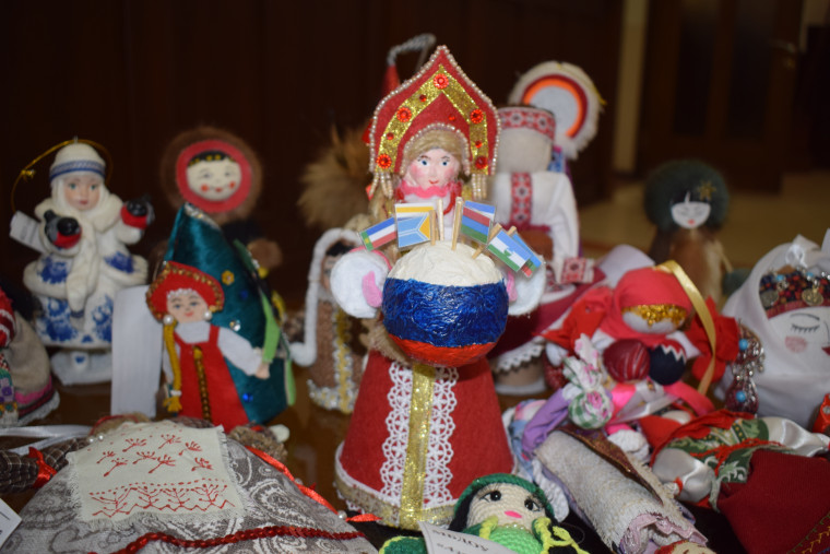 Новогодняя ель в ивановской мэрии засияла детскими этно-игрушками: старт Году единства народов России дан творческим символом