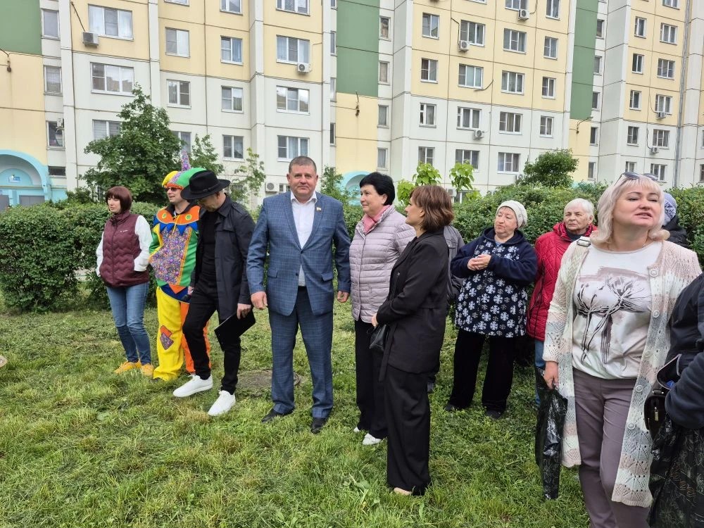 День соседей в Тенистом: депутат Воронежской гордумы Алексей Золотарёв поблагодарил активных жителей за вклад в благоустройство двора День соседей в Тенистом: депутат Воронежской гордумы Алексей Золотарёв поблагодарил активных жителей за вклад в благоустройство двора