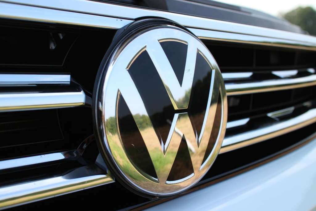 Volkswagen показал рекордное падение квартальных поставок с 2022 года