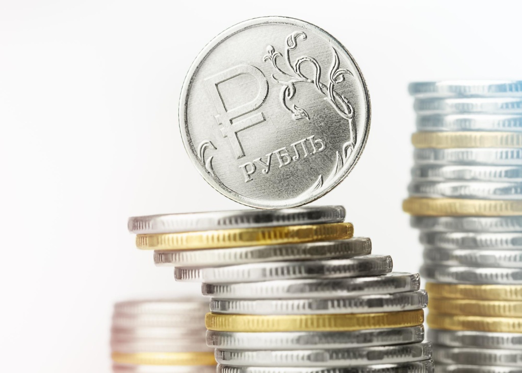 Рубль укрепился к доллару и евро на Мосбирже