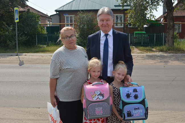 С заботой о детях защитников: Владимир Ходырев принял участие в акции «Собери ребёнка в школу»
