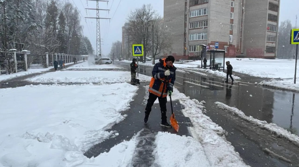 Апрельский снегопад в подмосковном Красноармейске: коммунальные службы расчищают остановки и убирают поваленные деревья