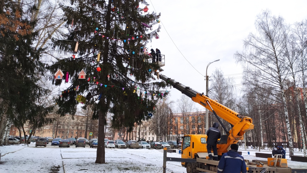 Волшебство студенческого праздника: как партнёры ИжГТУ превратили ёлку в символ новогоднего единства в Ижевске