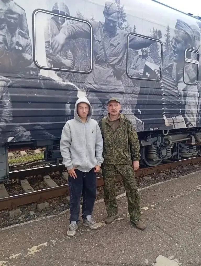 «Поезд Победы» встретил героев: участники СВО и их семьи из Оренбургской области погрузились в историю через иммерсивный музей