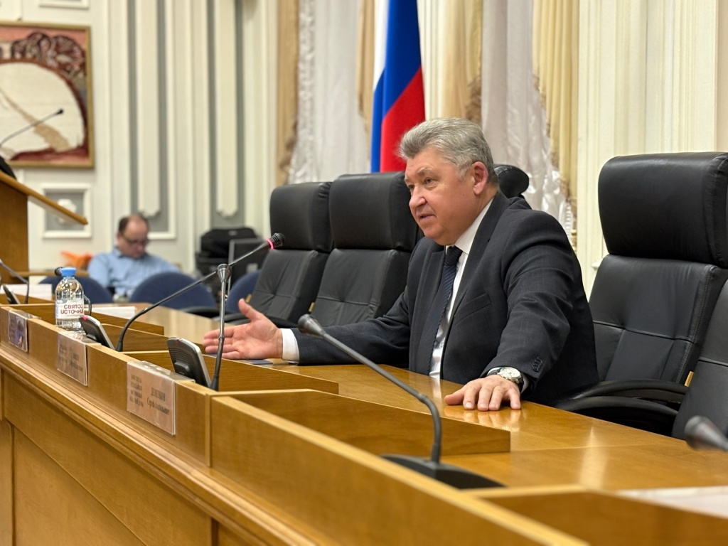 Председатель Костромской областной Думы Алексей Анохин провел открытый урок парламентаризма для молодогвардейцев Председатель Костромской областной Думы Алексей Анохин провел открытый урок парламентаризма для молодогвардейцев