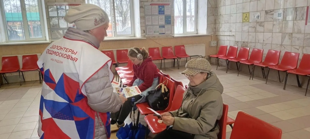 На станции «Софрино» провели профилактический рейд: жителям напомнили о правилах безопасности на железной дороге