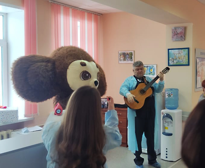 В Иванове к детям в онкологическом отделении пришел Чебурашка