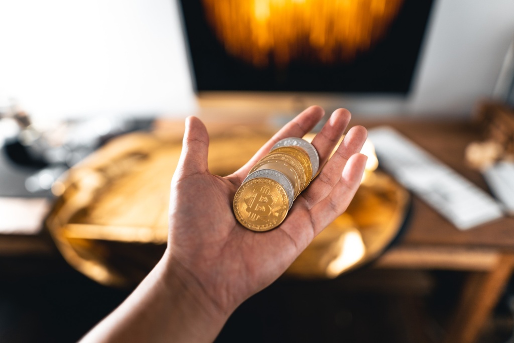 Биткоин обновил рекорд стоимости и торгуется по 72 тысячи долларов