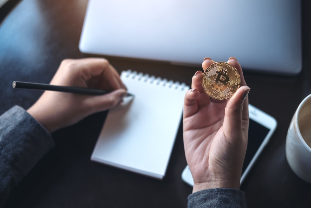 Курс биткоина превысил 60 тысяч долларов впервые с 17 ноября 2021 года