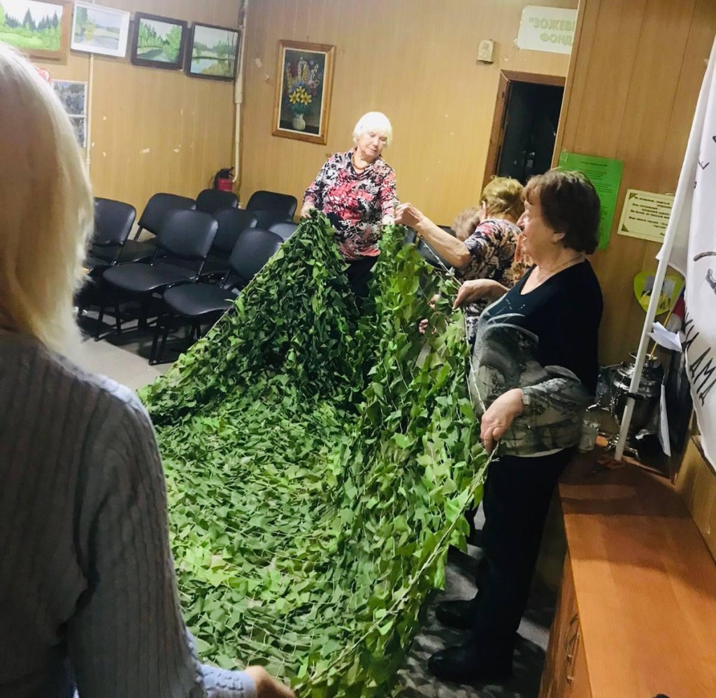  Активисты Домодедово плетут маскировочные сети для бойцов в зоне СВО