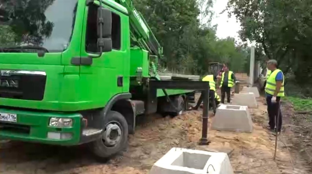 На перегоне между станциями Пушкино и Заветы Ильича для безопасности граждан установлено бетонное ограждение