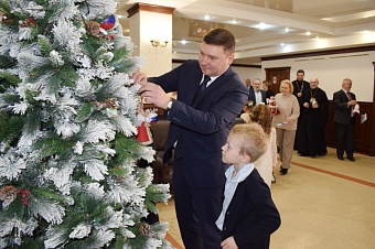 Новогодняя ель в ивановской мэрии засияла детскими этно-игрушками: старт Году единства народов России дан творческим символом